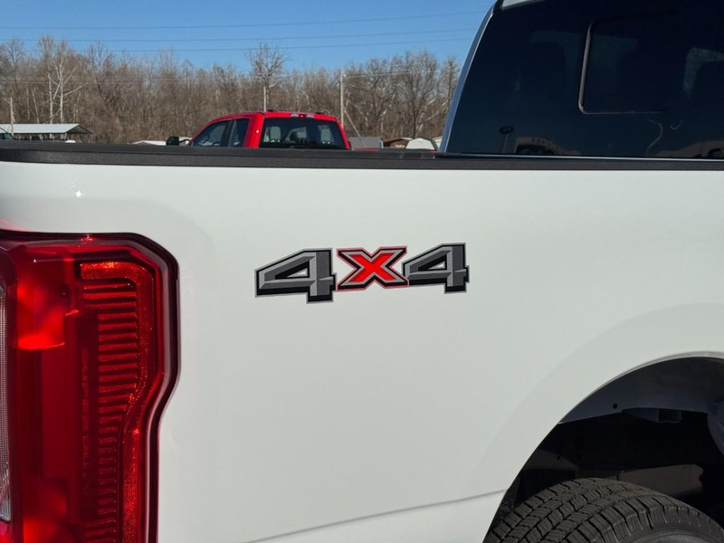 Ford Super Duty F-250 SRW Vehicle Full-screen Gallery Image 04