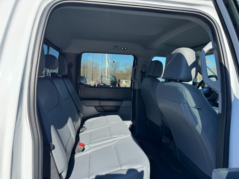 Ford Super Duty F-250 SRW Vehicle Full-screen Gallery Image 06