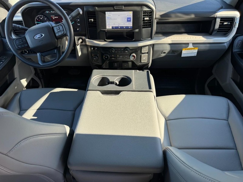 Ford Super Duty F-250 SRW Vehicle Full-screen Gallery Image 07