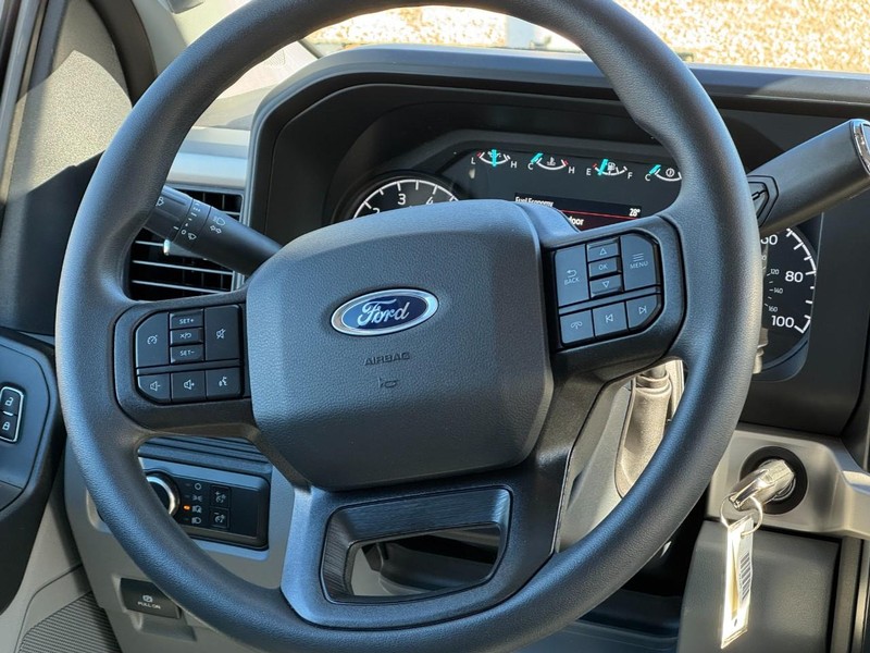 Ford Super Duty F-250 SRW Vehicle Full-screen Gallery Image 08