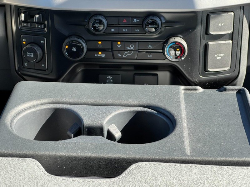 Ford Super Duty F-250 SRW Vehicle Full-screen Gallery Image 10