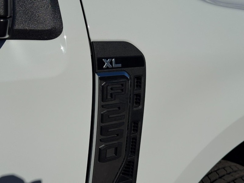 Ford Super Duty F-250 SRW Vehicle Full-screen Gallery Image 11