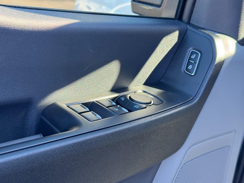 Ford Super Duty F-250 SRW Vehicle Full-screen Gallery Image 13