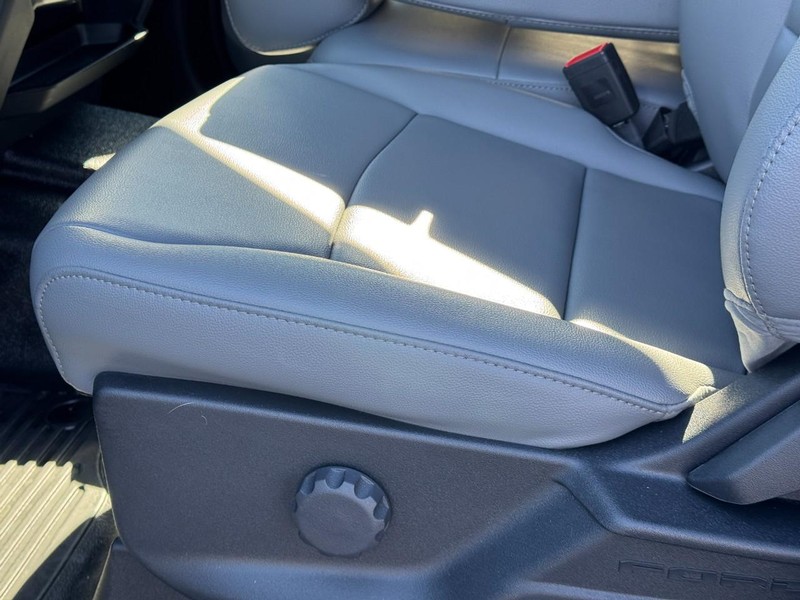 Ford Super Duty F-250 SRW Vehicle Full-screen Gallery Image 14