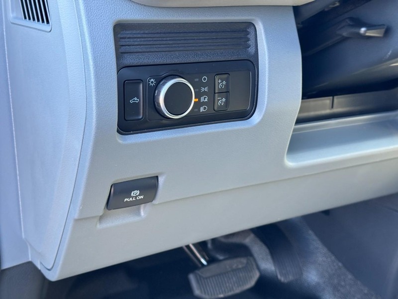 Ford Super Duty F-250 SRW Vehicle Full-screen Gallery Image 15