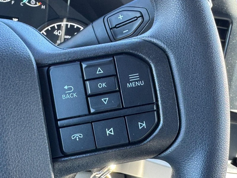 Ford Super Duty F-250 SRW Vehicle Full-screen Gallery Image 17