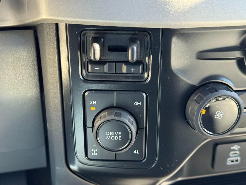 Ford Super Duty F-250 SRW Vehicle Full-screen Gallery Image 18