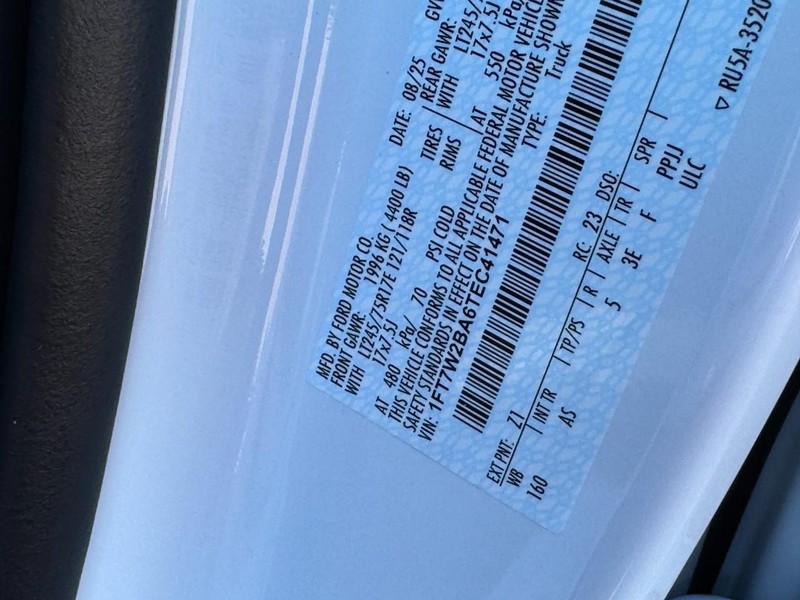 Ford Super Duty F-250 SRW Vehicle Full-screen Gallery Image 21