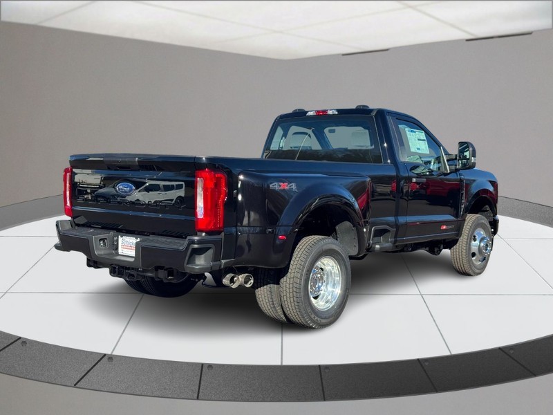 Ford Super Duty F-350 DRW Vehicle Full-screen Gallery Image 03