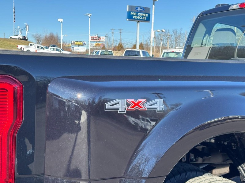 Ford Super Duty F-350 DRW Vehicle Full-screen Gallery Image 04