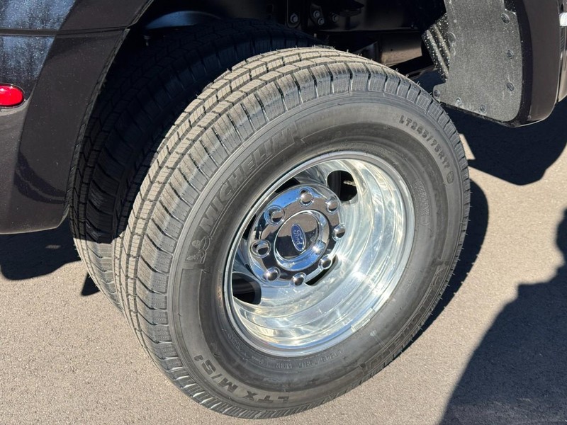 Ford Super Duty F-350 DRW Vehicle Full-screen Gallery Image 05