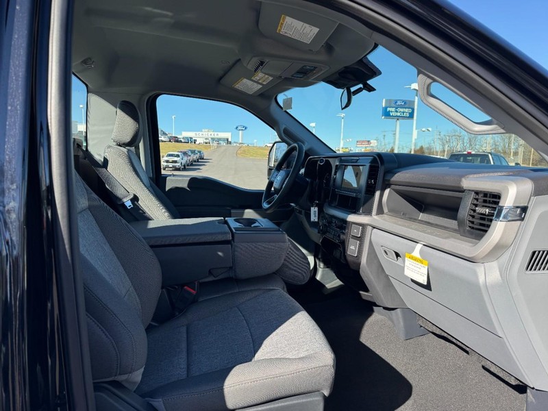 Ford Super Duty F-350 DRW Vehicle Full-screen Gallery Image 06