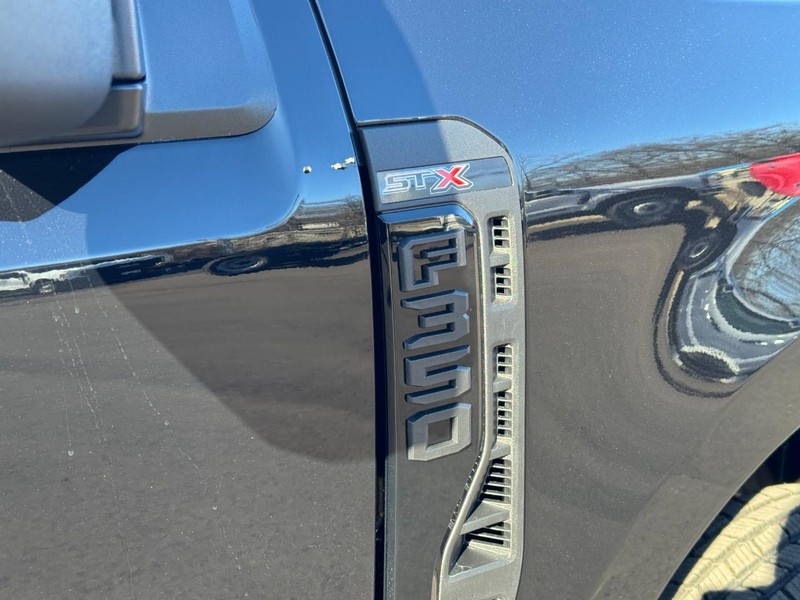 Ford Super Duty F-350 DRW Vehicle Full-screen Gallery Image 07