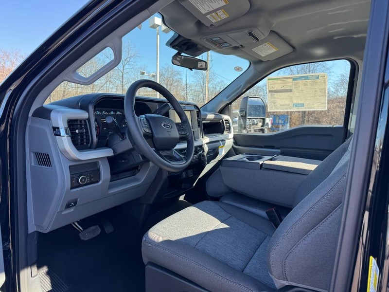 Ford Super Duty F-350 DRW Vehicle Full-screen Gallery Image 08