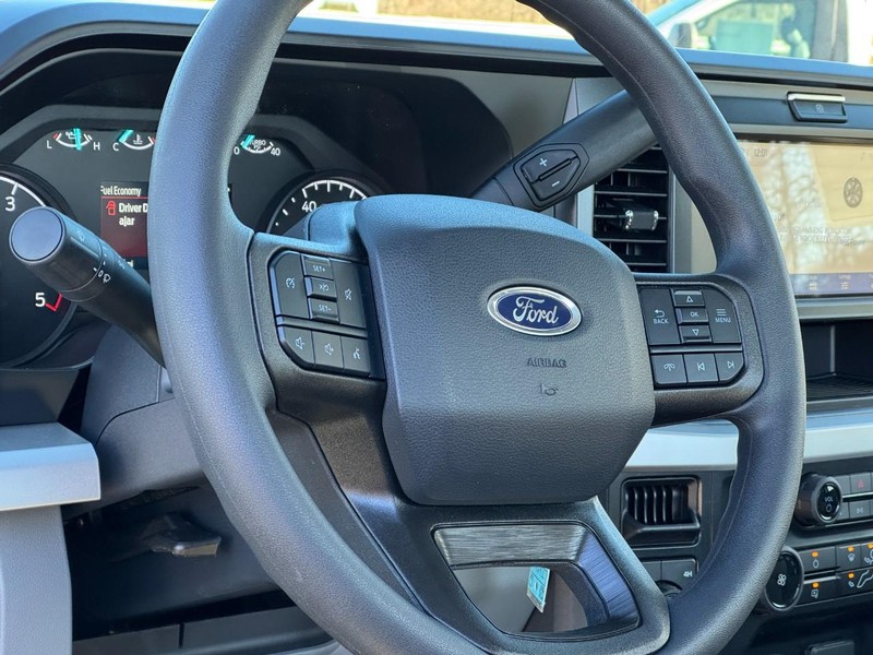 Ford Super Duty F-350 DRW Vehicle Full-screen Gallery Image 09