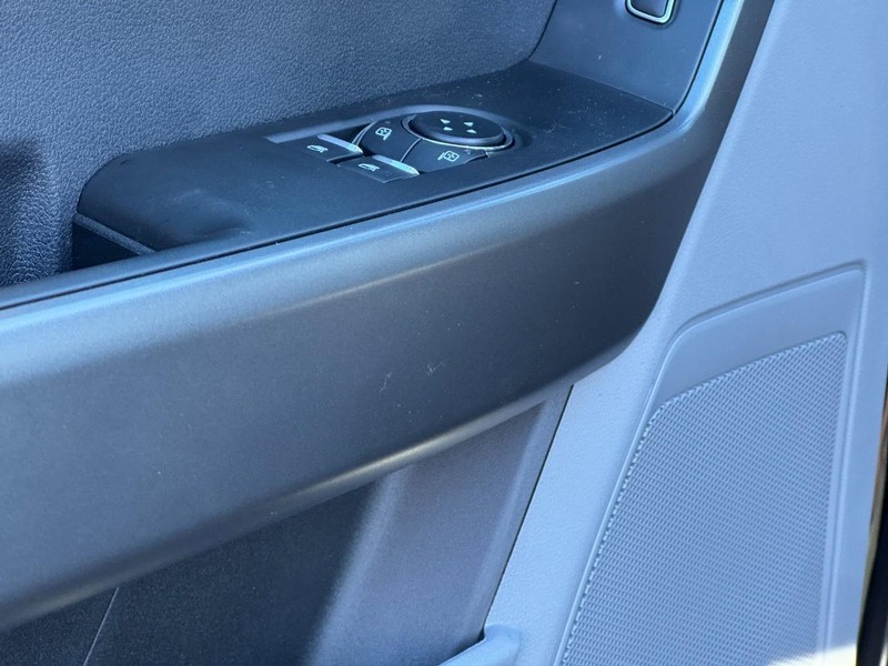 Ford Super Duty F-350 DRW Vehicle Full-screen Gallery Image 10