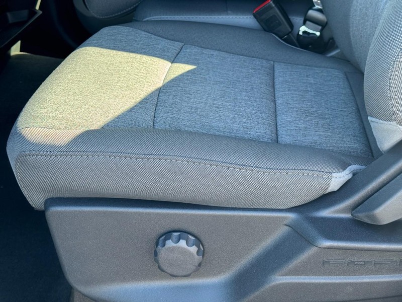 Ford Super Duty F-350 DRW Vehicle Full-screen Gallery Image 11