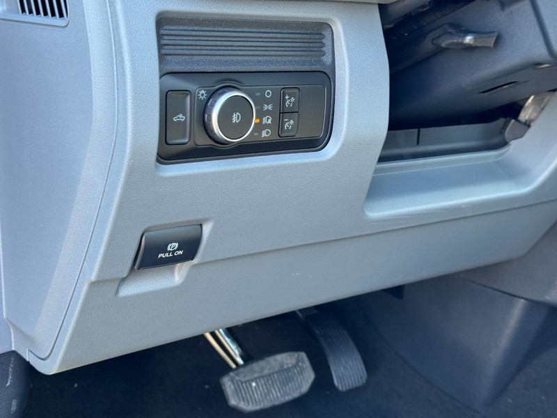 Ford Super Duty F-350 DRW Vehicle Full-screen Gallery Image 12