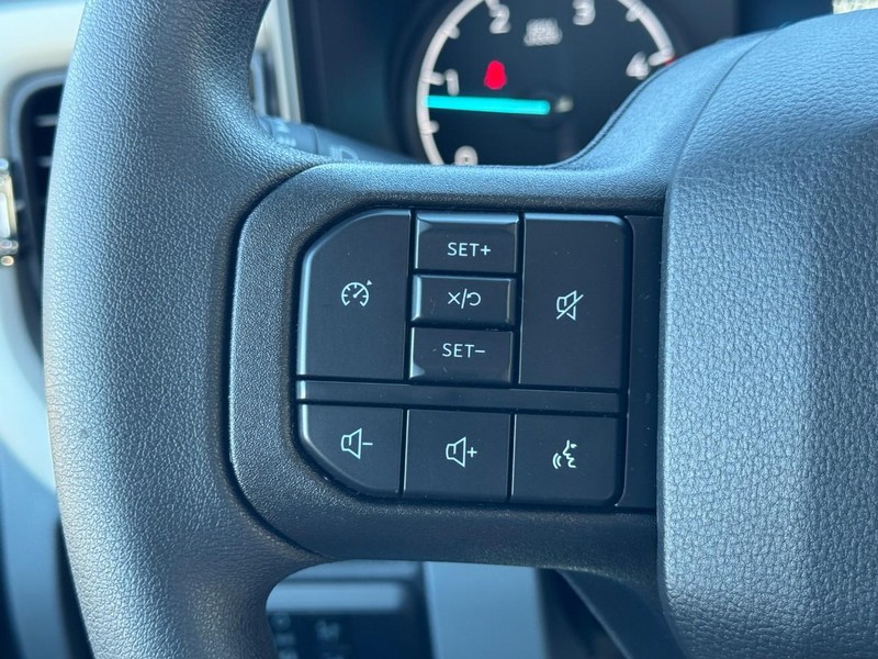 Ford Super Duty F-350 DRW Vehicle Full-screen Gallery Image 15