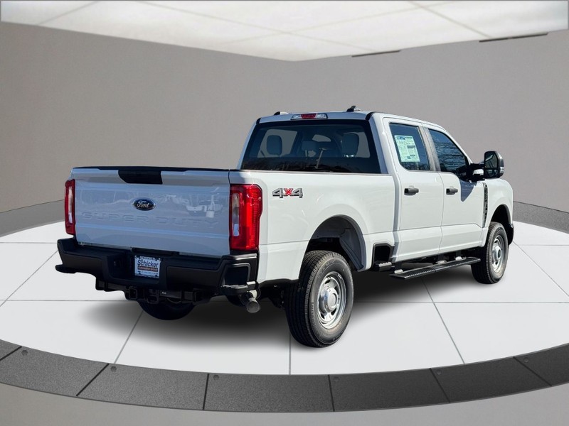 Ford Super Duty F-250 SRW Vehicle Full-screen Gallery Image 03