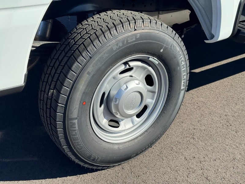 Ford Super Duty F-250 SRW Vehicle Full-screen Gallery Image 05