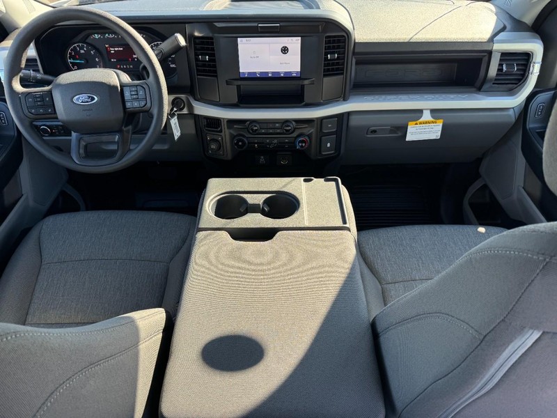 Ford Super Duty F-250 SRW Vehicle Full-screen Gallery Image 07