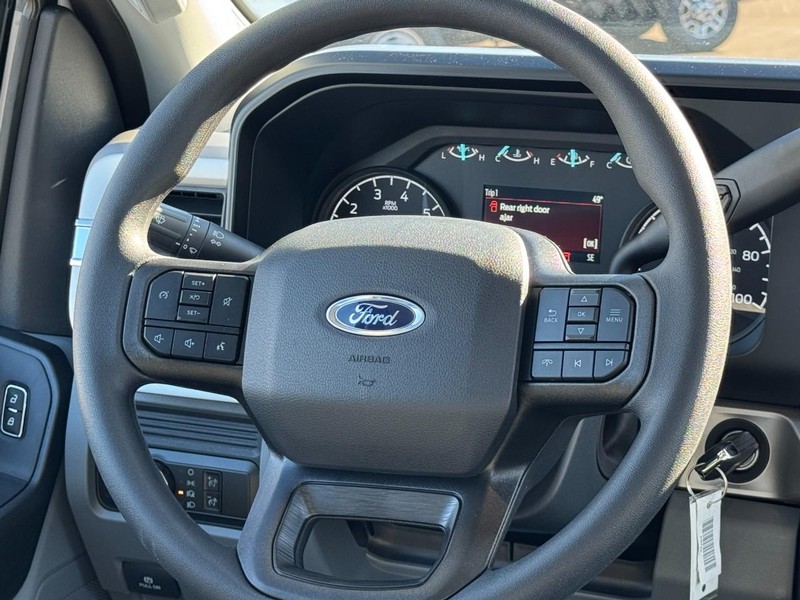 Ford Super Duty F-250 SRW Vehicle Full-screen Gallery Image 08