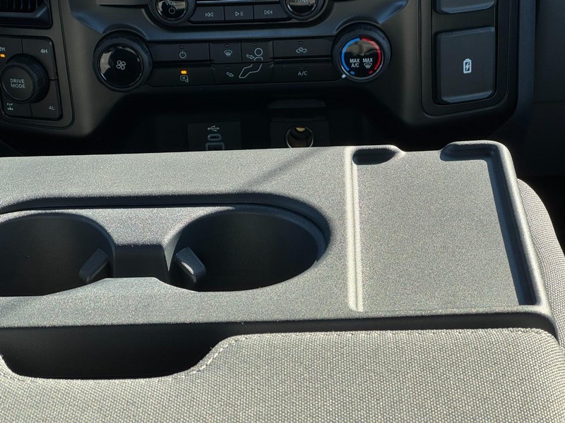 Ford Super Duty F-250 SRW Vehicle Full-screen Gallery Image 10