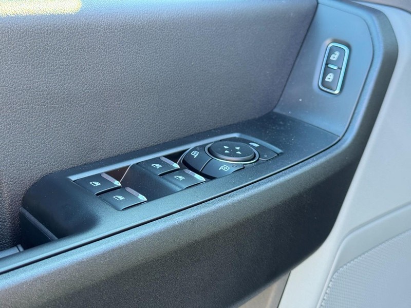 Ford Super Duty F-250 SRW Vehicle Full-screen Gallery Image 13