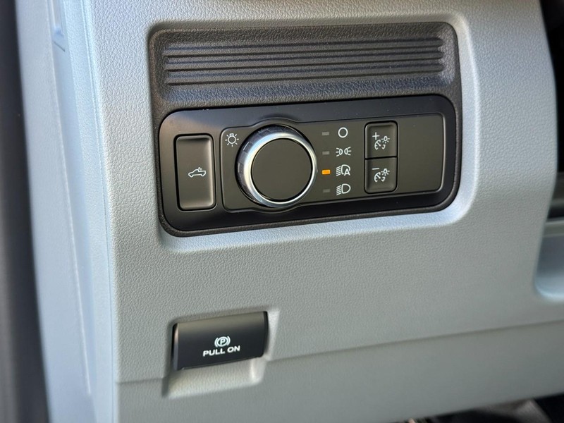 Ford Super Duty F-250 SRW Vehicle Full-screen Gallery Image 14