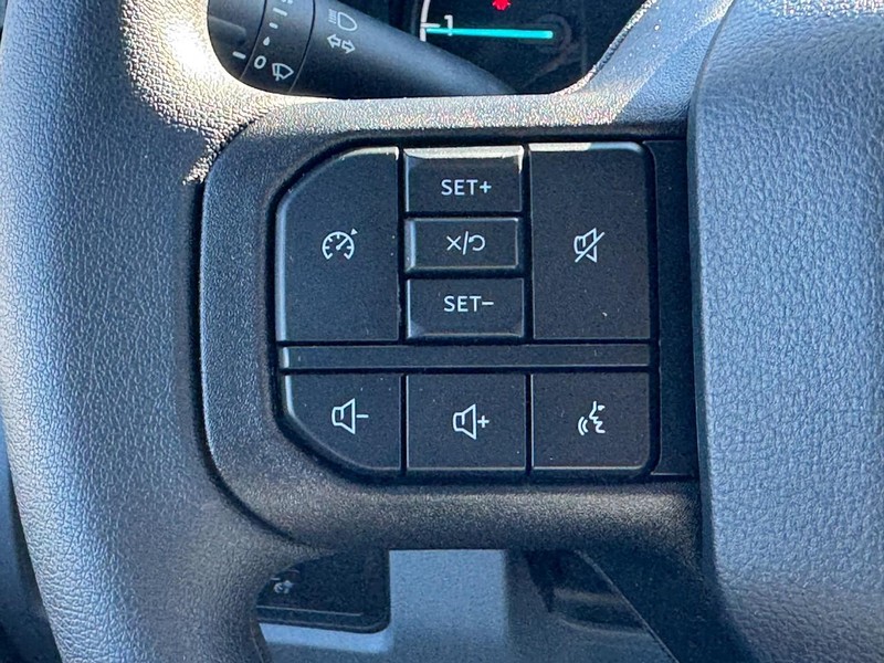 Ford Super Duty F-250 SRW Vehicle Full-screen Gallery Image 16