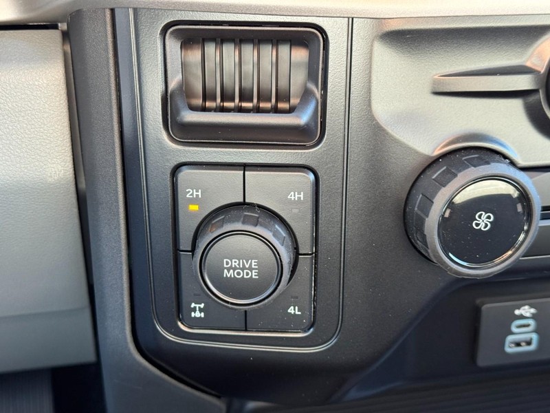 Ford Super Duty F-250 SRW Vehicle Full-screen Gallery Image 18