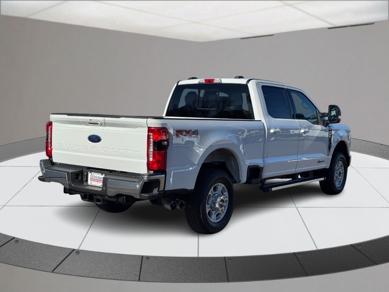 Ford Super Duty F-350 SRW Vehicle Full-screen Gallery Image 03