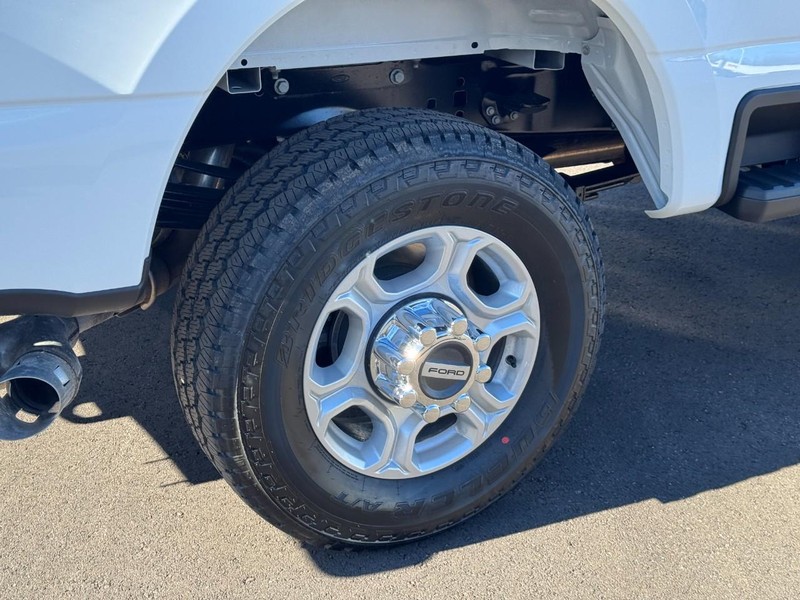 Ford Super Duty F-350 SRW Vehicle Full-screen Gallery Image 04