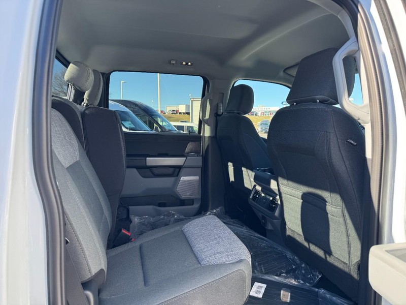 Ford Super Duty F-350 SRW Vehicle Full-screen Gallery Image 05