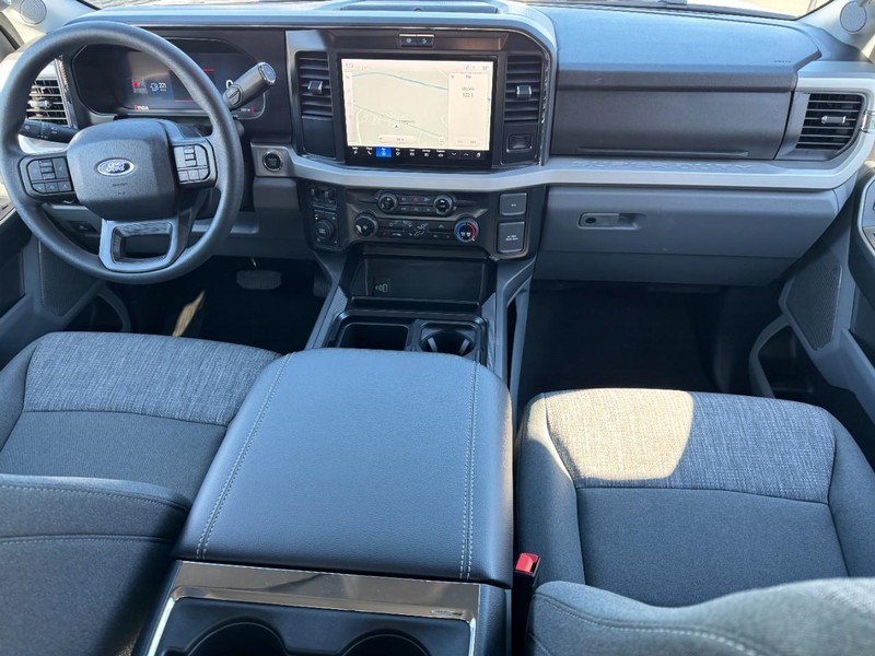 Ford Super Duty F-350 SRW Vehicle Full-screen Gallery Image 06