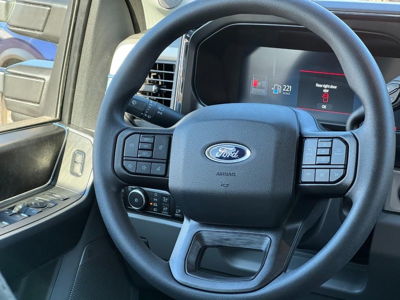 Ford Super Duty F-350 SRW Vehicle Full-screen Gallery Image 07