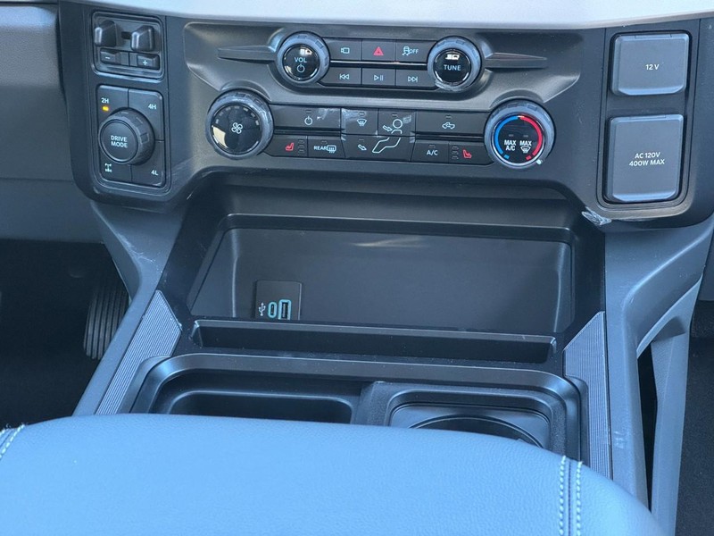 Ford Super Duty F-350 SRW Vehicle Full-screen Gallery Image 09