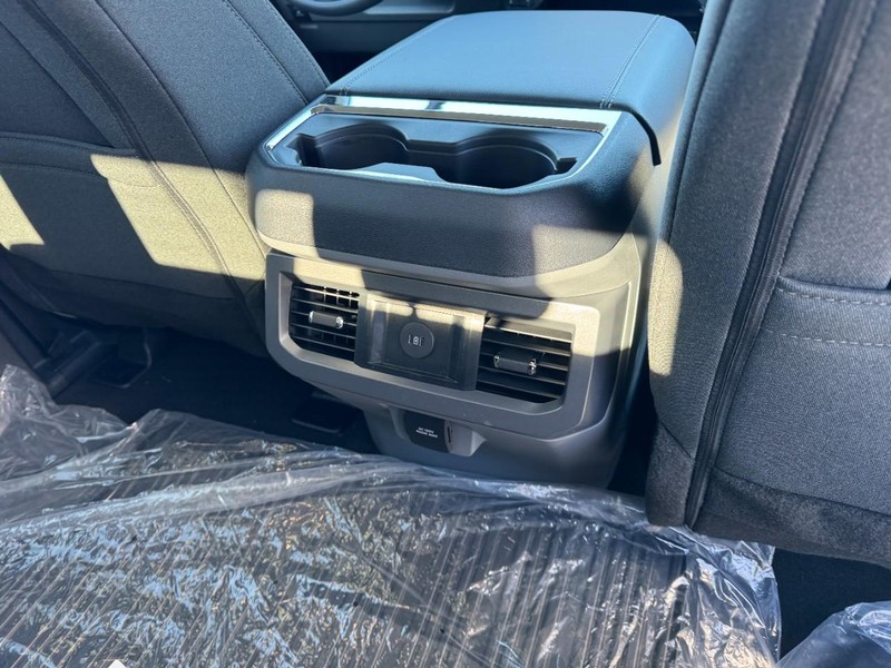 Ford Super Duty F-350 SRW Vehicle Full-screen Gallery Image 10