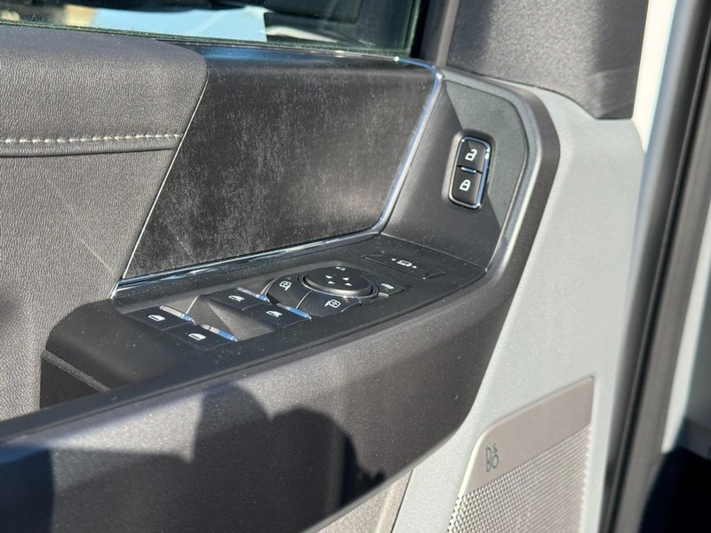 Ford Super Duty F-350 SRW Vehicle Full-screen Gallery Image 11