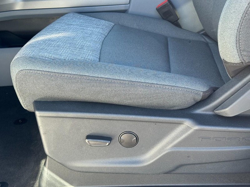 Ford Super Duty F-350 SRW Vehicle Full-screen Gallery Image 12