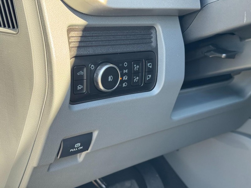 Ford Super Duty F-350 SRW Vehicle Full-screen Gallery Image 13