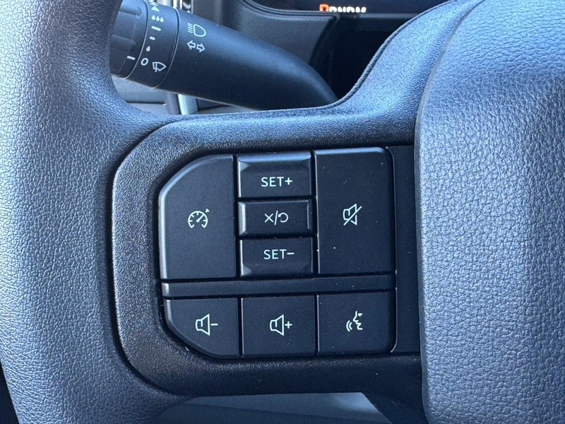 Ford Super Duty F-350 SRW Vehicle Full-screen Gallery Image 14