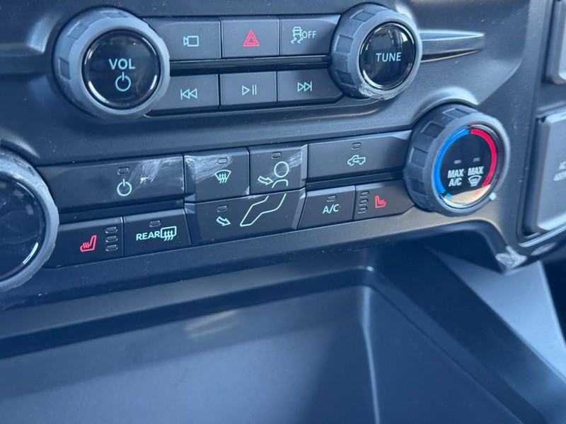 Ford Super Duty F-350 SRW Vehicle Full-screen Gallery Image 17