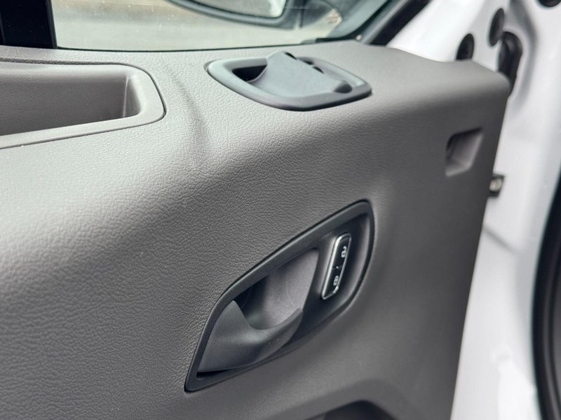 Ford Transit Passenger Wagon Vehicle Full-screen Gallery Image 12