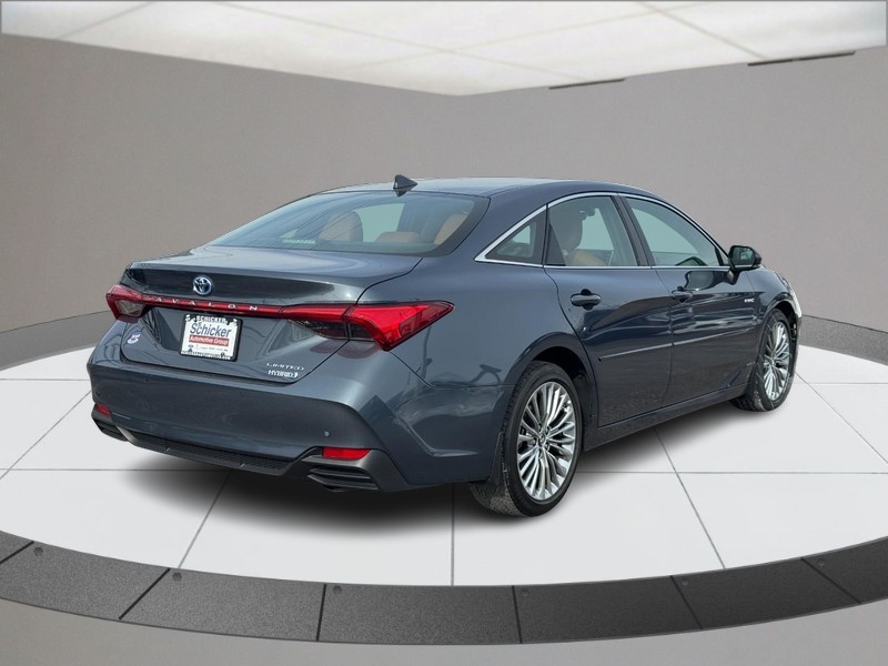 Toyota Avalon Vehicle Full-screen Gallery Image 03