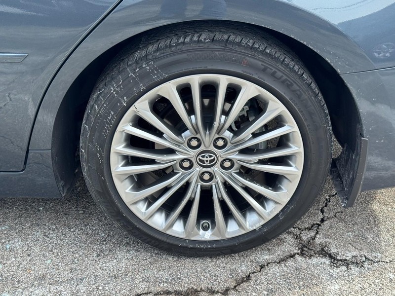 Toyota Avalon Vehicle Full-screen Gallery Image 05