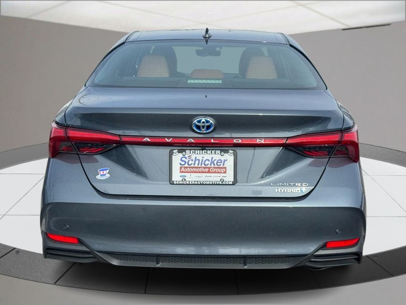 Toyota Avalon Vehicle Full-screen Gallery Image 08