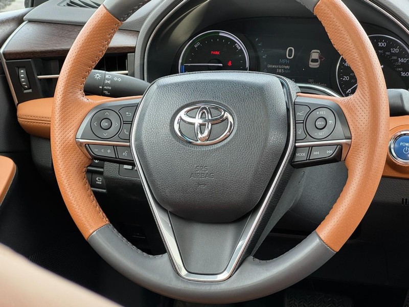 Toyota Avalon Vehicle Full-screen Gallery Image 11