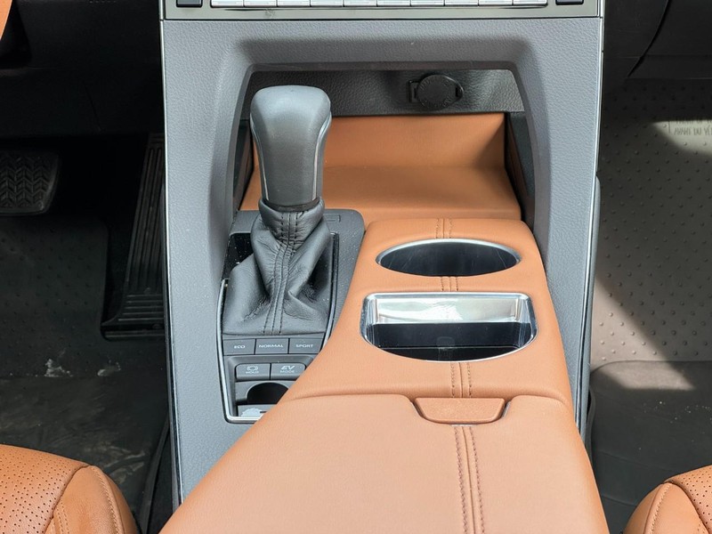 Toyota Avalon Vehicle Full-screen Gallery Image 13